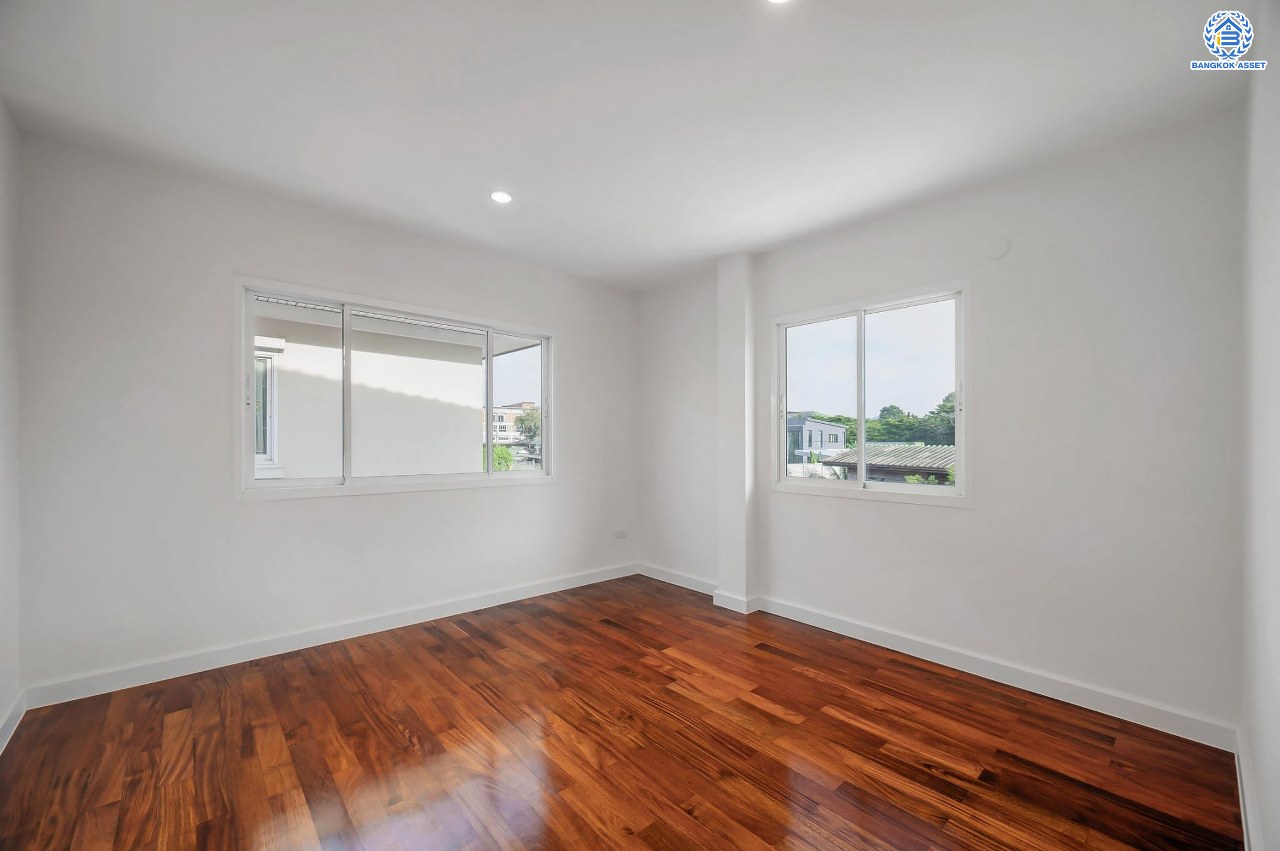 บ้านมือสองตกแต่งใหม่ โครงการ บ้านอาภา2 ปิ่นเกล้า-สวนผัก เนื้อที่ 57 ตร.ว. พื้นที่ใช้สอย 165.6 ตร.ม. ฟังก์ชัน 3 ห้องนอน 3 ห้องน้ำ จอดรถได้ 2 คัน บนทำเลเดินทางสะดวก เชื่อมต่อหลายเส้นทาง อาทิถนนกาญจนาภิเษก, ถนนนครอินทร์, ถนนราชพฤกษ์  ใกล้รถไฟฟ้าสายสีแดง "สถานีบางบำหรุ"